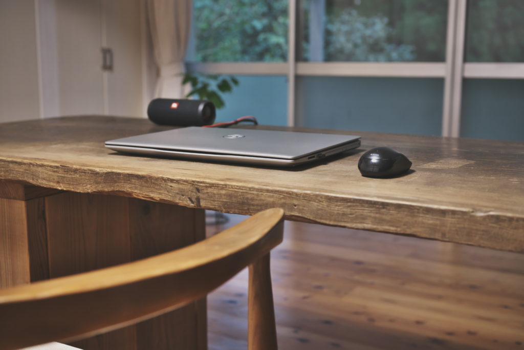 PCデスク周りの環境をスッキリ！快適な在宅ワーク | 32ARTS