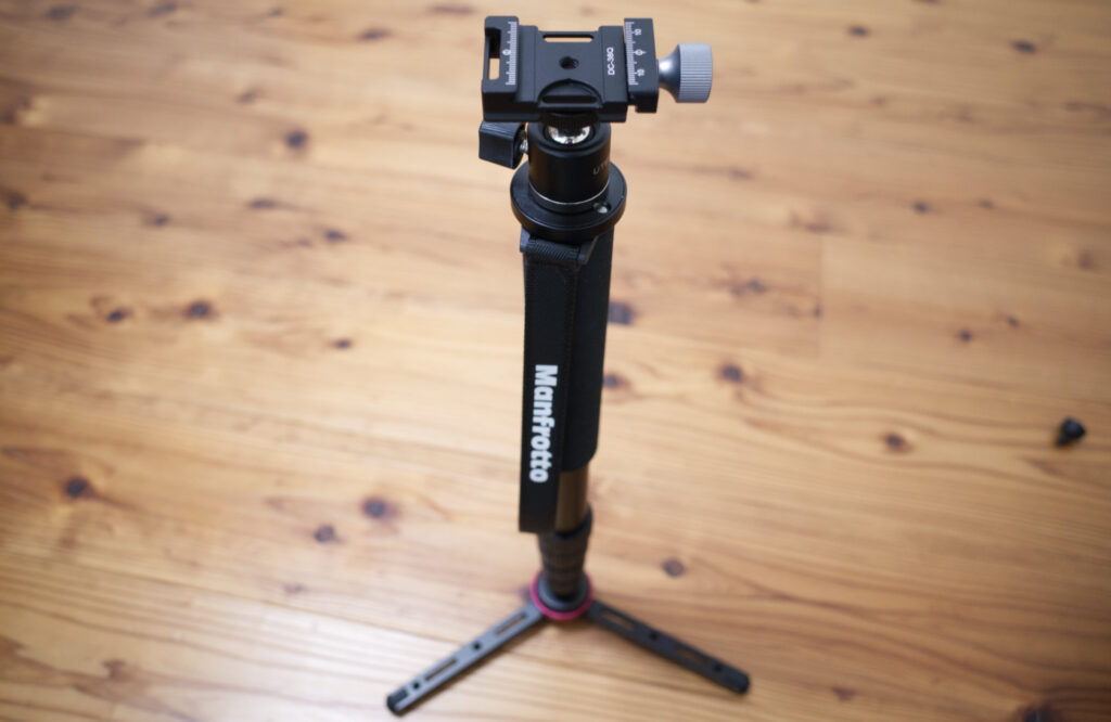 Manfrotto 一脚 Element をMOMAN Mini Tripod三脚 の設置例 Neewer スクリューノブクランプ アルカスイス互換  / UTEBIT 自由雲台