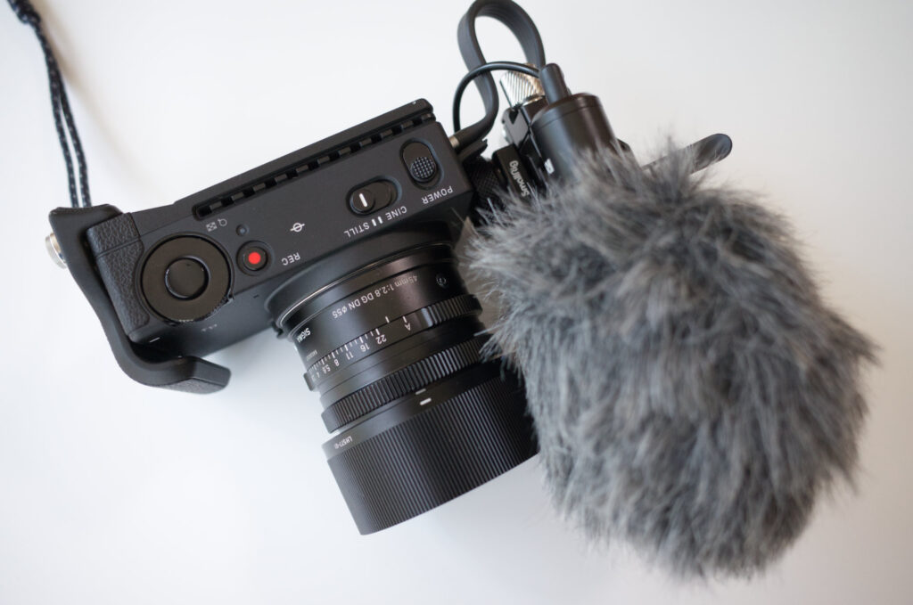 SIGMA fpにSmallRig SSDクランプ＆SanDisk SSD 2TBとRODE VideoMicroとの組み合わせ前方上部側面構図