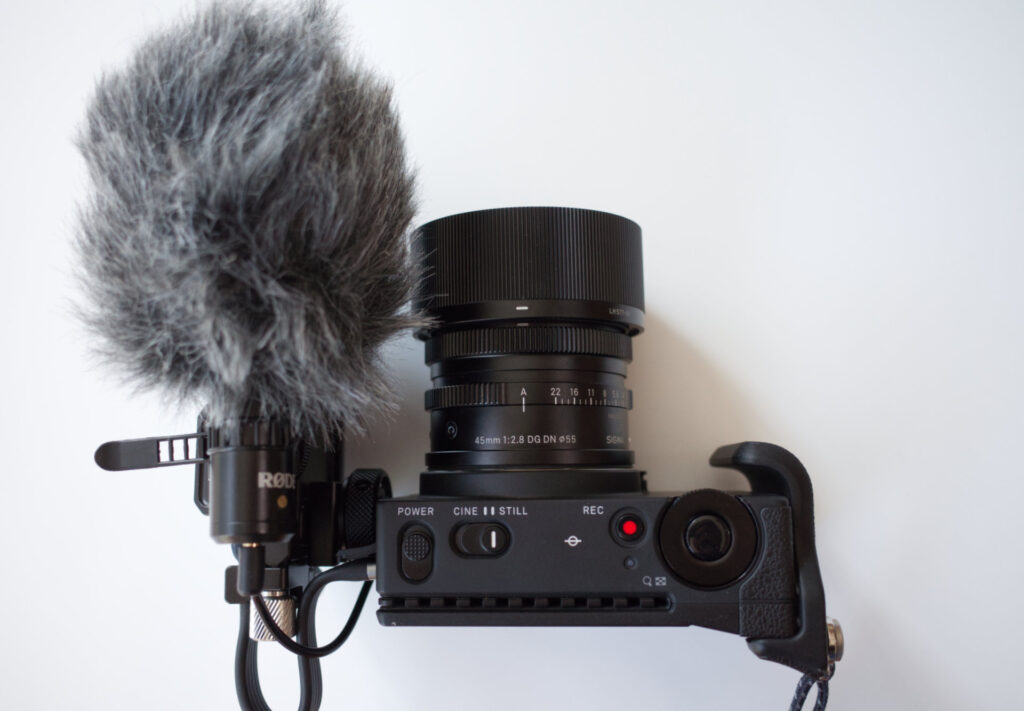 SIGMA fpにSmallRig SSDクランプ＆SanDisk SSD 2TBとRODE VideoMicroとの組み合わせ-上からの構図