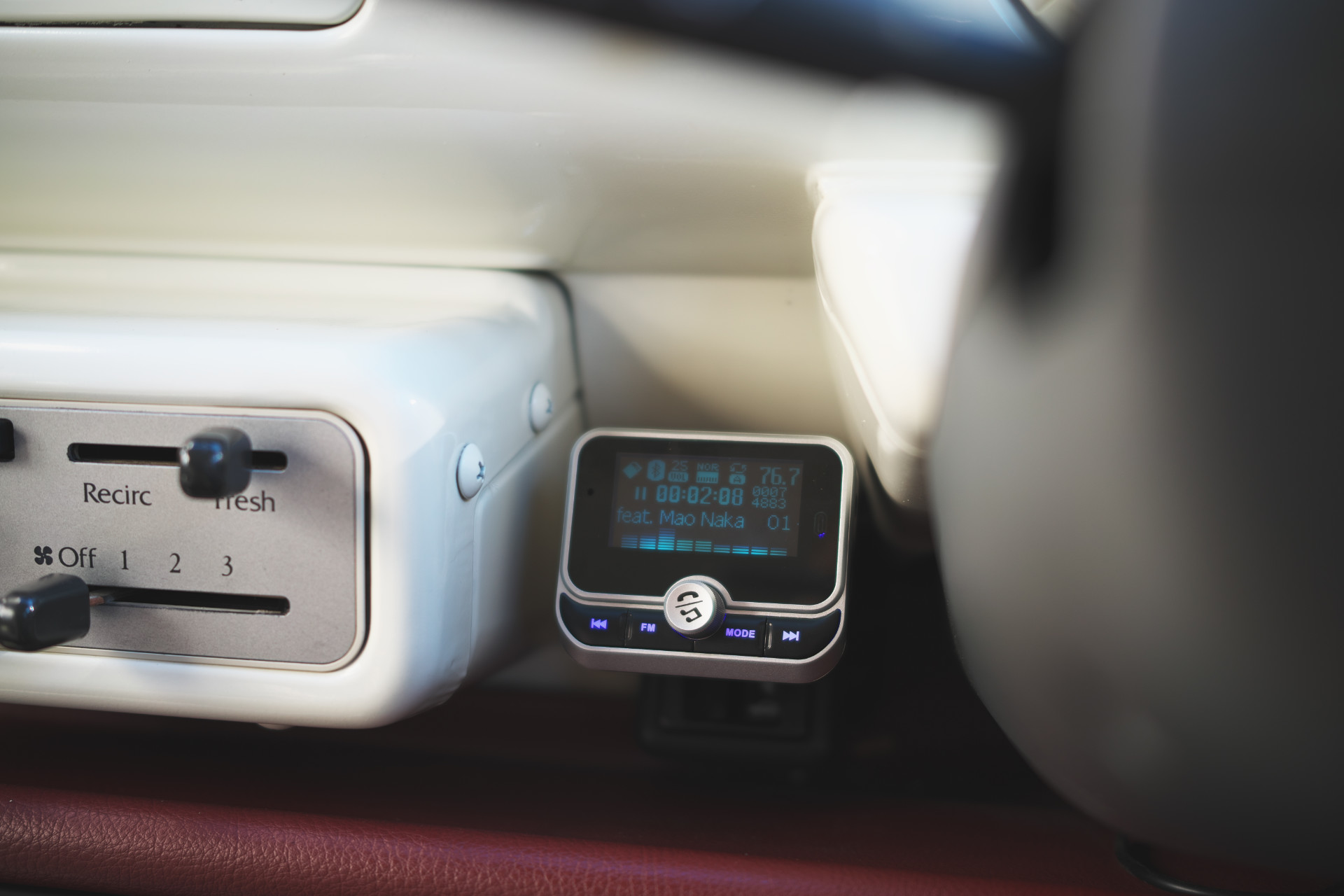 Tinzzi （第2世代）車載設置例 MP3音楽ファイル再生「FMトランスミッター Bluetooth」 