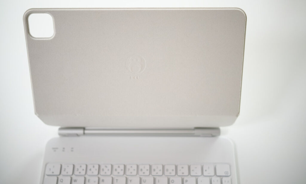 強力なマグネット吸着 iPad用Magic Keyboard代替品「HOU Trackpad Keyboard」