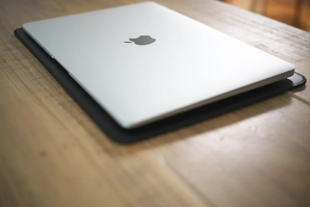 GuardV レザー製スリーブケース Apple MacBook Air / Pro用カフェなどでパソコンを使用中は下敷きする