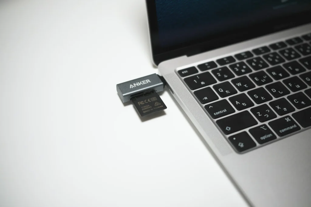 M1 Macbook air - Anker USB-C 2-in-1 カードリーダー SDXC SDHC SD MMC RS-MMC microSDXC microSDHC microSD UHS-Iカード対応 接続例