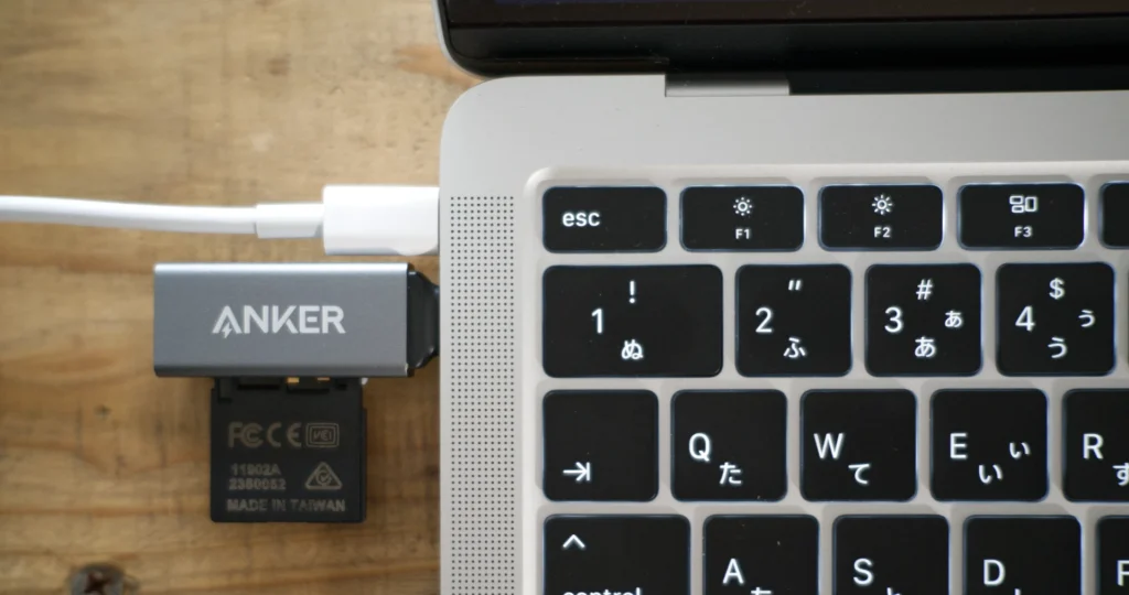 Anker 2-in-1 SD / microSD 対応USB-Cカードリーダー MacBook Air２つのUSB-Cポートの間隔が狭い場合にも、隣のポートを邪魔することなく接続できる