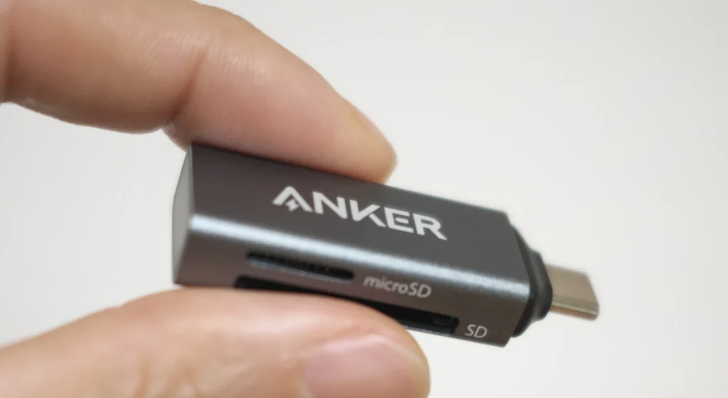 Anker 2-in-1 SD / microSD 対応USB-Cカードリーダー 人の指と大きさを比較