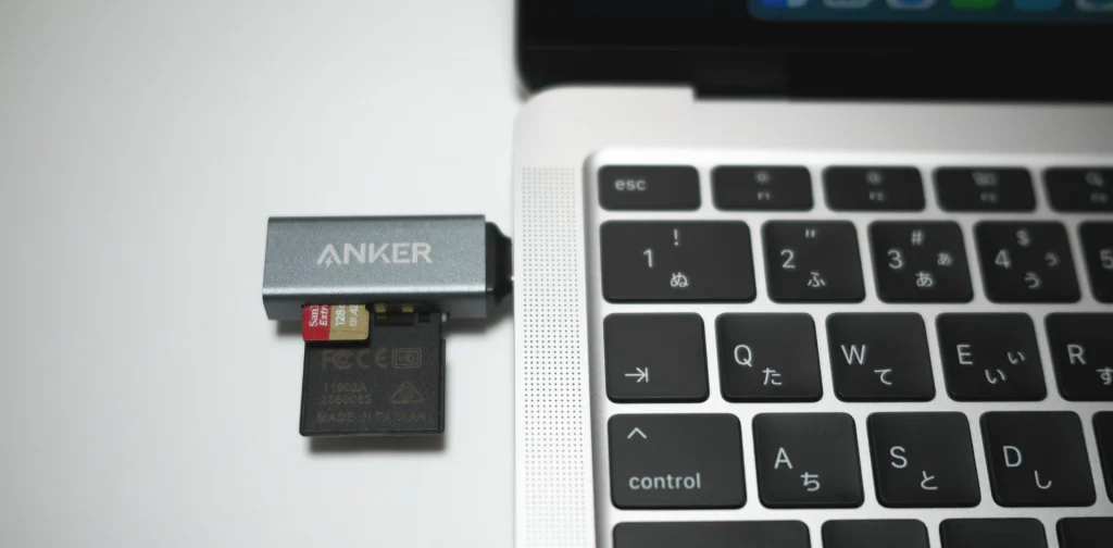 Anker 2-in-1 SD / microSD 対応USB-Cカードリーダー SDスロットとmicroSDスロットを各1ポート搭載 MacBook Air 接続時